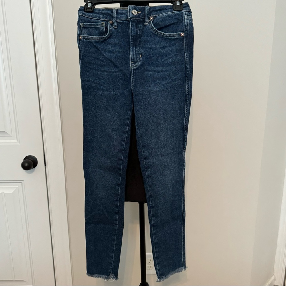 We The Free Women’s Skinny Jeans. Size 28. Frayed hem